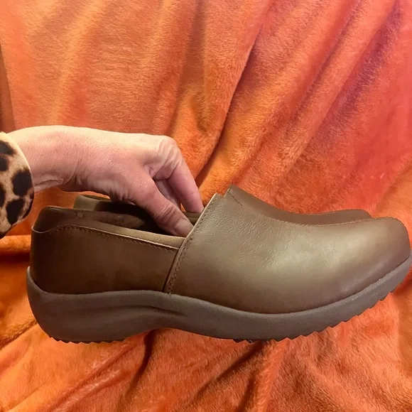 Skechers Leather Upper Relaxed Fit Memory Foam Women 10 Shoes, new without tags - Picture 2 of 7